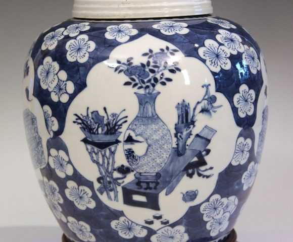 古玩陶瓷青花留白冰梅紋開光博古圖罐真品鑒賞圖