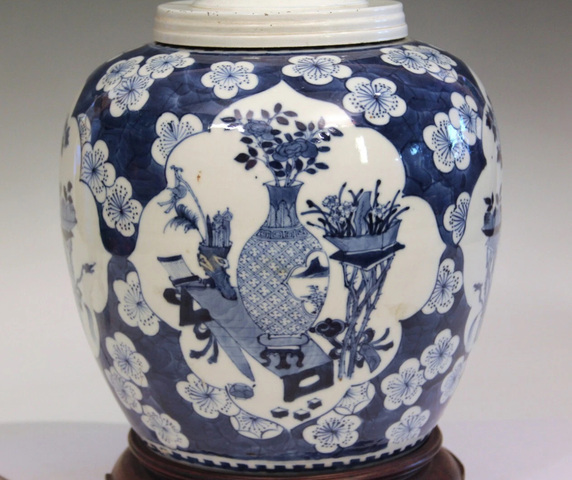 古玩陶瓷青花留白冰梅紋開光博古圖罐真品鑒賞圖