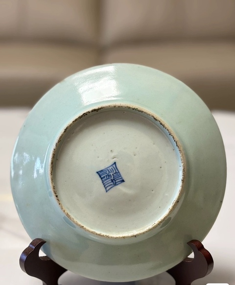 古玩陶瓷豆青釉廣彩花卉蝴蝶紋盤真品鑒賞圖