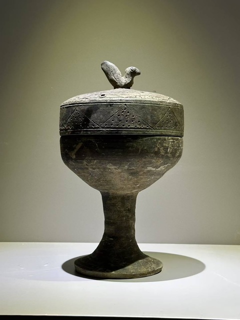 古玩陶瓷戰國黑陶鏤空豆式飛鳥香薰（精品）拍賣，當前價格1728元