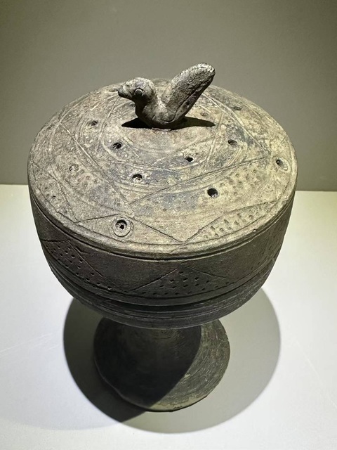古玩陶瓷戰國黑陶鏤空豆式飛鳥香薰（精品）拍賣，當前價格1728元