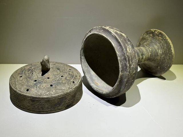 古玩陶瓷戰國黑陶鏤空豆式飛鳥香薰（精品）拍賣，當前價格1728元