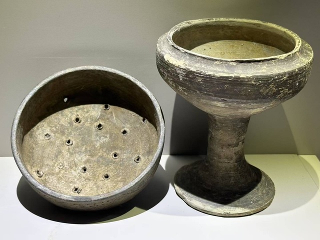 古玩陶瓷戰國黑陶鏤空豆式飛鳥香薰（精品）拍賣，當前價格1728元