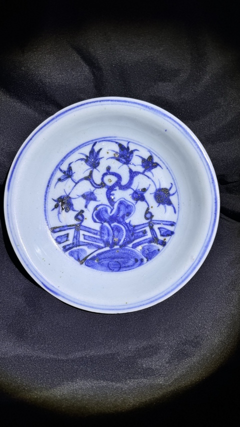 古玩陶瓷洞石欄桿樹木盤真品鑒賞圖