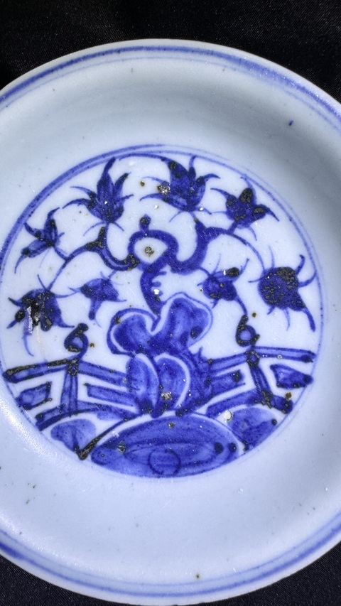 古玩陶瓷洞石欄桿樹木盤真品鑒賞圖