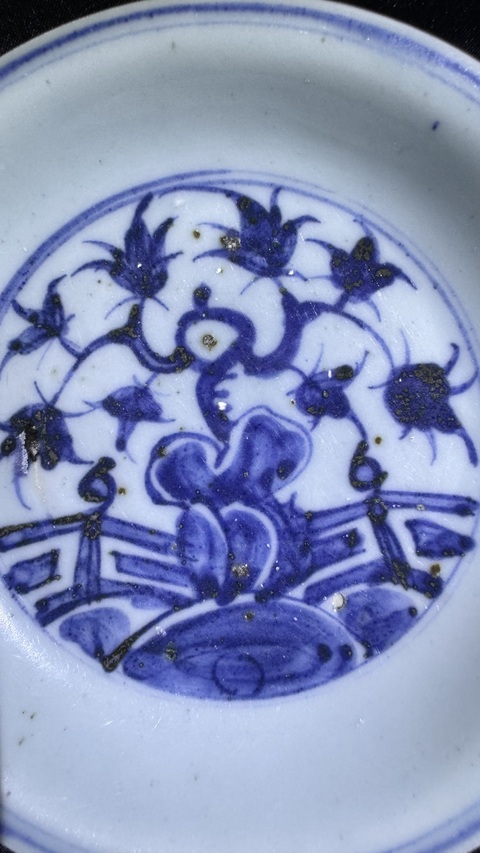 古玩陶瓷洞石欄桿樹木盤真品鑒賞圖