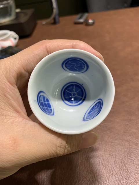 古玩陶瓷玉字款青花杯真品鑒賞圖