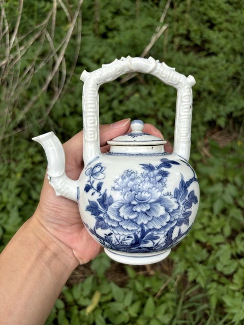 古玩陶瓷清乾隆青花富貴牡丹圖提梁壺真品鑒賞圖