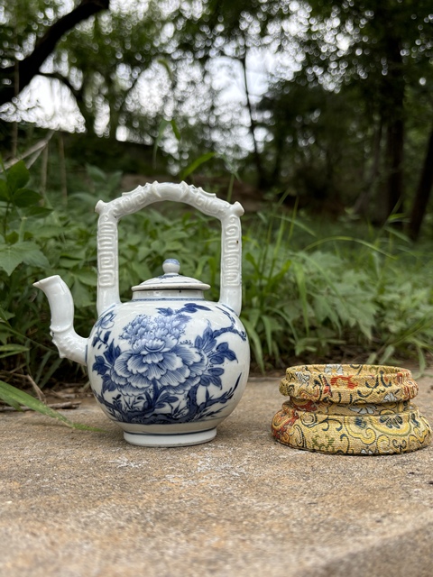 古玩陶瓷清乾隆青花富貴牡丹圖提梁壺真品鑒賞圖