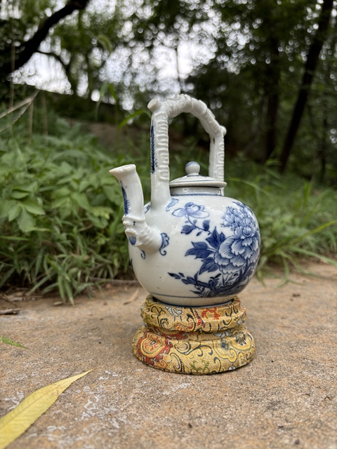 古玩陶瓷清乾隆青花富貴牡丹圖提梁壺真品鑒賞圖