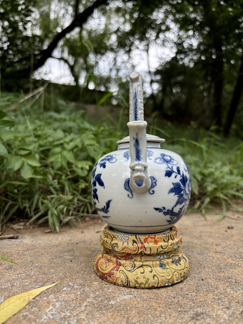 古玩陶瓷清乾隆青花富貴牡丹圖提梁壺真品鑒賞圖