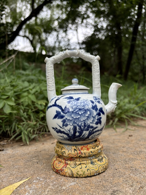 古玩陶瓷清乾隆青花富貴牡丹圖提梁壺真品鑒賞圖