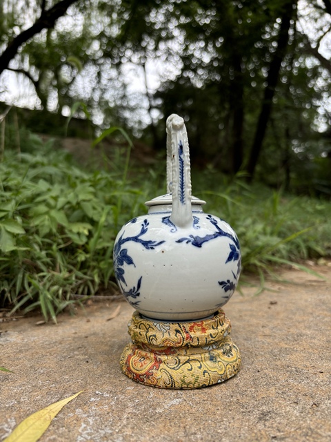 古玩陶瓷清乾隆青花富貴牡丹圖提梁壺真品鑒賞圖