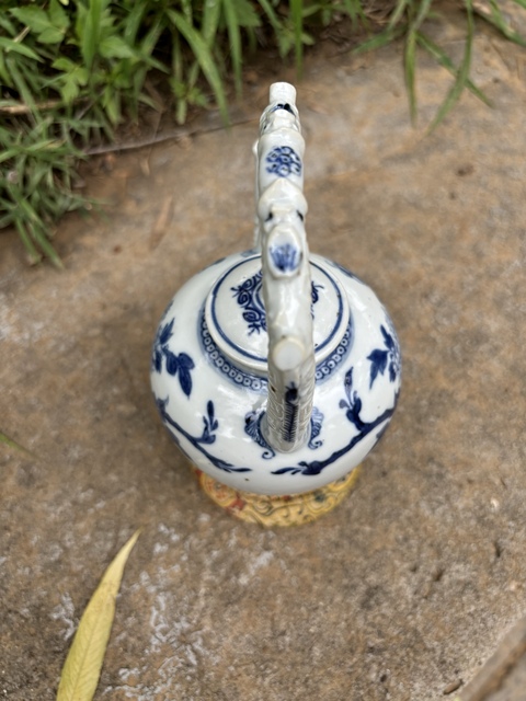 古玩陶瓷清乾隆青花富貴牡丹圖提梁壺真品鑒賞圖