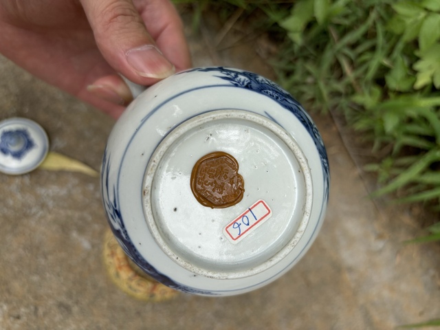 古玩陶瓷清乾隆青花富貴牡丹圖提梁壺真品鑒賞圖