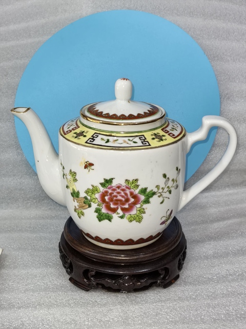 古玩陶瓷粉彩三多花卉紋茶壺拍賣，當前價格688元