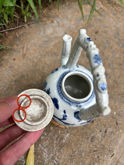 古玩陶瓷清乾隆青花富貴牡丹圖提梁壺真品鑒賞圖