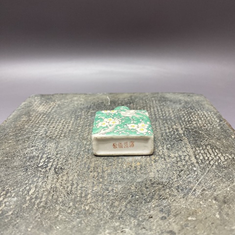 古玩陶瓷花鳥紋鼻煙壺真品鑒賞圖
