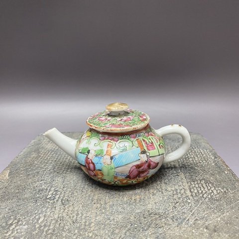 古玩陶瓷人物花蝶紋廣彩執(zhí)壺真品鑒賞圖