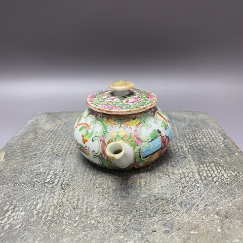 古玩陶瓷人物花蝶紋廣彩執(zhí)壺真品鑒賞圖