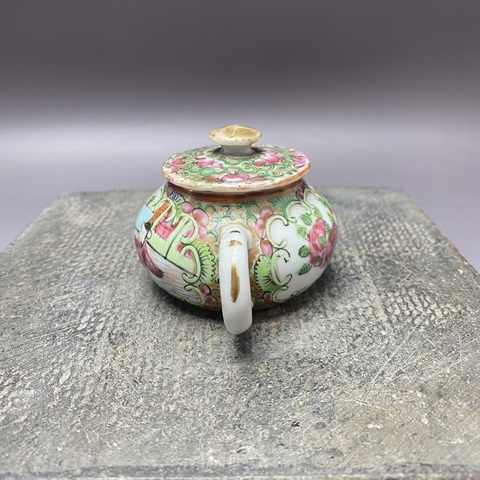 古玩陶瓷人物花蝶紋廣彩執(zhí)壺真品鑒賞圖