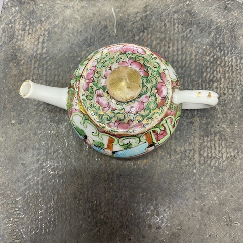 古玩陶瓷人物花蝶紋廣彩執(zhí)壺真品鑒賞圖