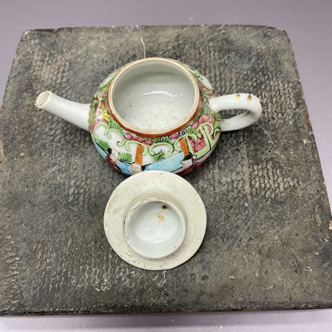古玩陶瓷人物花蝶紋廣彩執(zhí)壺真品鑒賞圖