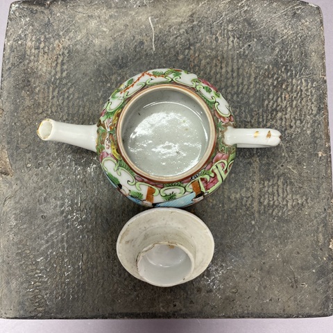 古玩陶瓷人物花蝶紋廣彩執(zhí)壺真品鑒賞圖