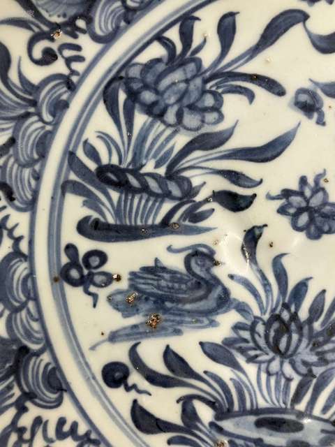 古玩陶瓷明天順青花荷塘鴛鴦圖花口盤真品鑒賞圖