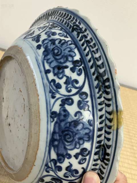 古玩陶瓷明天順青花荷塘鴛鴦圖花口盤真品鑒賞圖