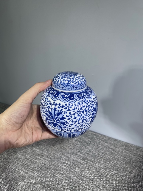 古玩陶瓷青花纏枝花卉紋蓋罐真品鑒賞圖