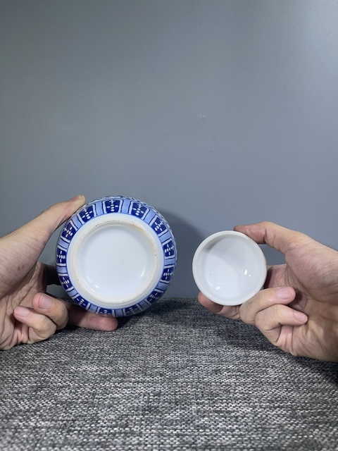 古玩陶瓷青花纏枝花卉紋蓋罐真品鑒賞圖