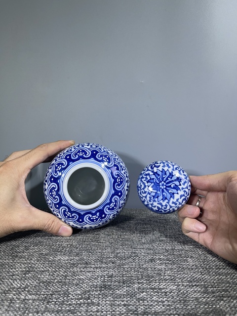 古玩陶瓷青花纏枝花卉紋蓋罐真品鑒賞圖