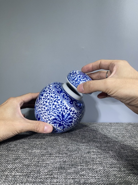 古玩陶瓷青花纏枝花卉紋蓋罐真品鑒賞圖