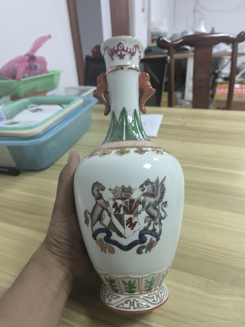 古玩陶瓷民國解放初·廣彩徽章紋雙耳瓶 真品鑒賞圖