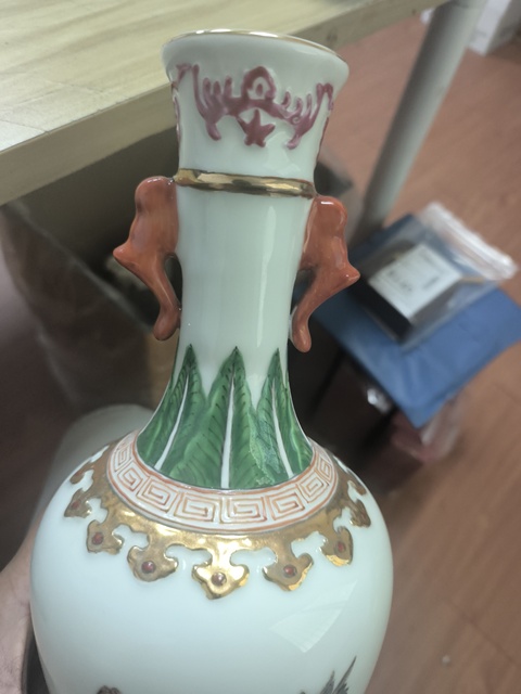 古玩陶瓷民國解放初·廣彩徽章紋雙耳瓶 真品鑒賞圖