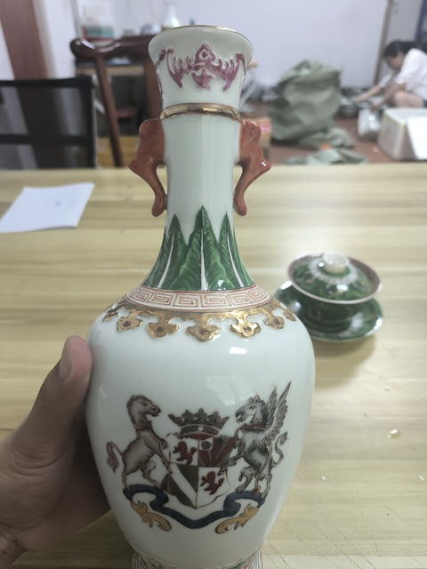古玩陶瓷民國解放初·廣彩徽章紋雙耳瓶 真品鑒賞圖