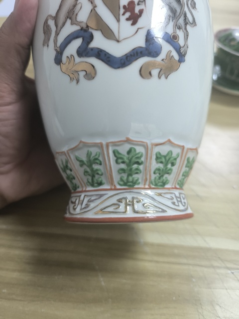 古玩陶瓷民國解放初·廣彩徽章紋雙耳瓶 真品鑒賞圖