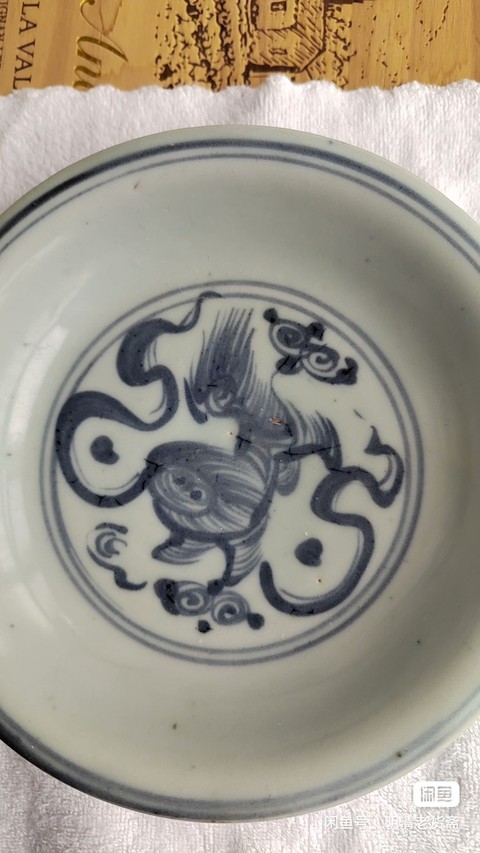 古玩陶瓷飄帶繡球獅子紋青花盤真品鑒賞圖