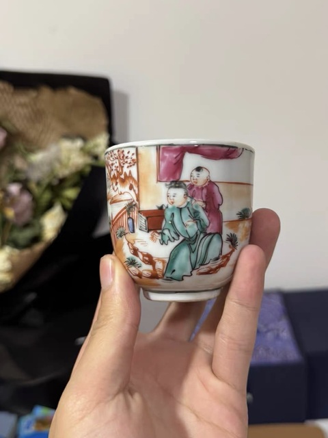 古玩陶瓷人物紋廣彩執(zhí)杯真品鑒賞圖