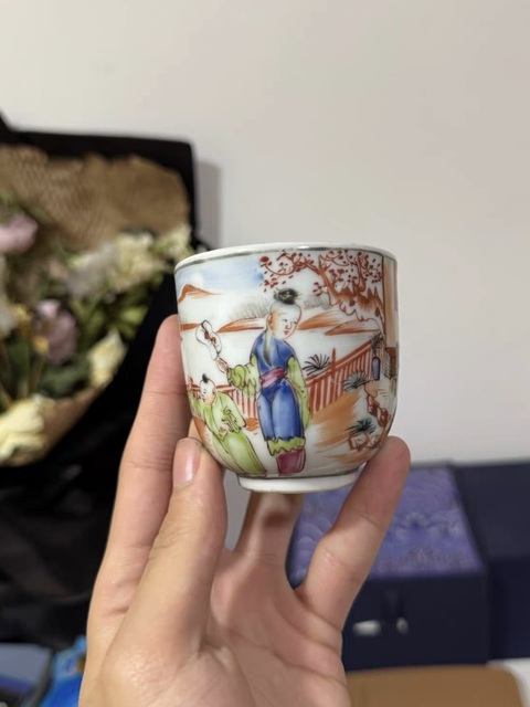 古玩陶瓷人物紋廣彩執(zhí)杯真品鑒賞圖