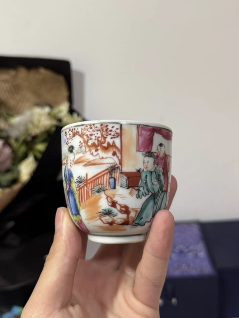 古玩陶瓷人物紋廣彩執(zhí)杯真品鑒賞圖