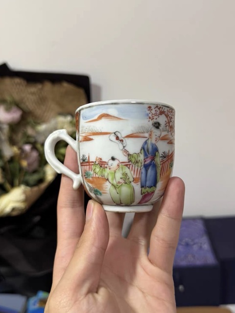 古玩陶瓷人物紋廣彩執(zhí)杯真品鑒賞圖