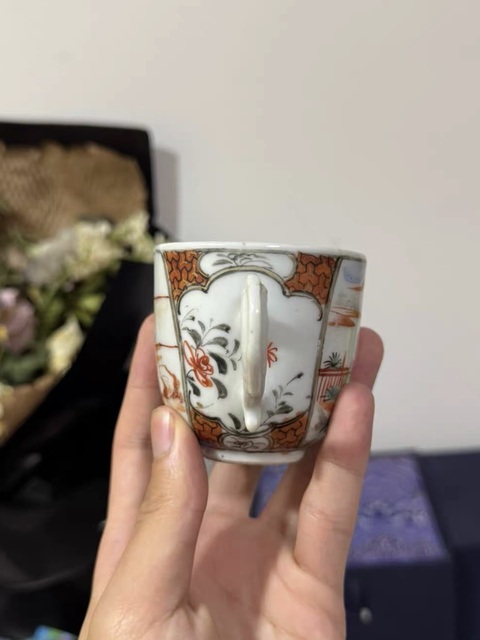 古玩陶瓷人物紋廣彩執(zhí)杯真品鑒賞圖