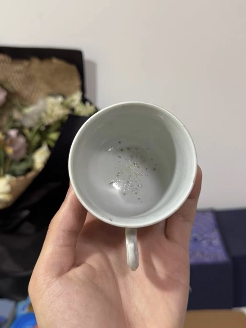 古玩陶瓷人物紋廣彩執(zhí)杯真品鑒賞圖