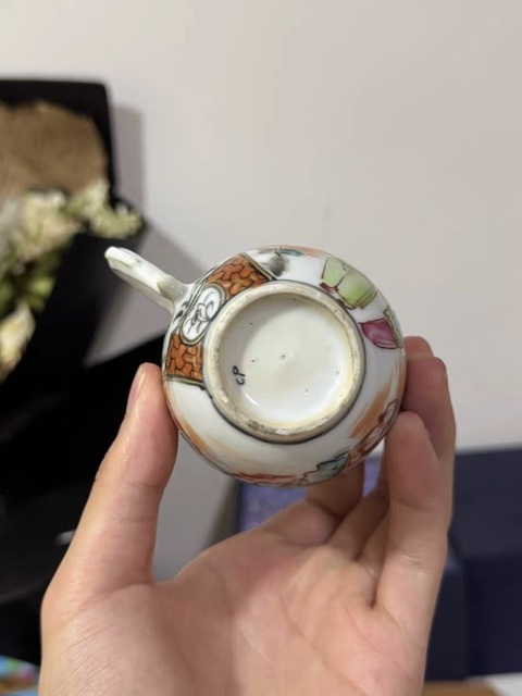 古玩陶瓷人物紋廣彩執(zhí)杯真品鑒賞圖