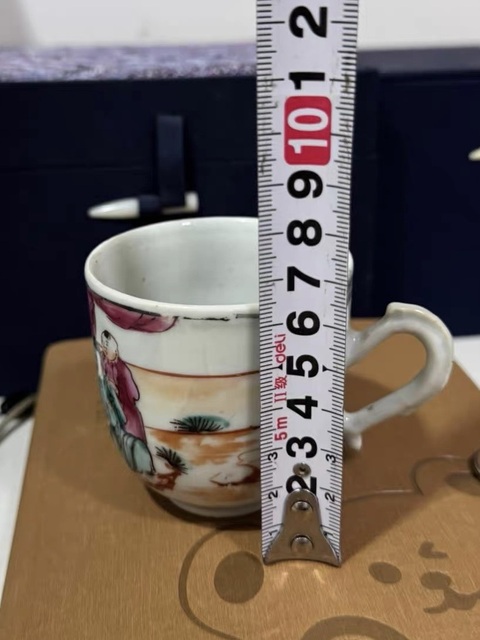 古玩陶瓷人物紋廣彩執(zhí)杯真品鑒賞圖