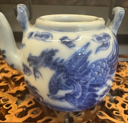 古玩陶瓷青花龍鳳紋提梁壺真品鑒賞圖