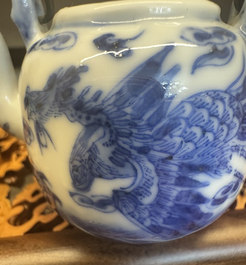 古玩陶瓷青花龍鳳紋提梁壺真品鑒賞圖