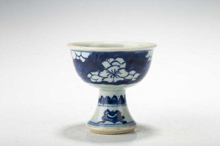 古玩陶瓷清康熙·青花留白冰梅紋高足杯拍賣,當前價格5800元